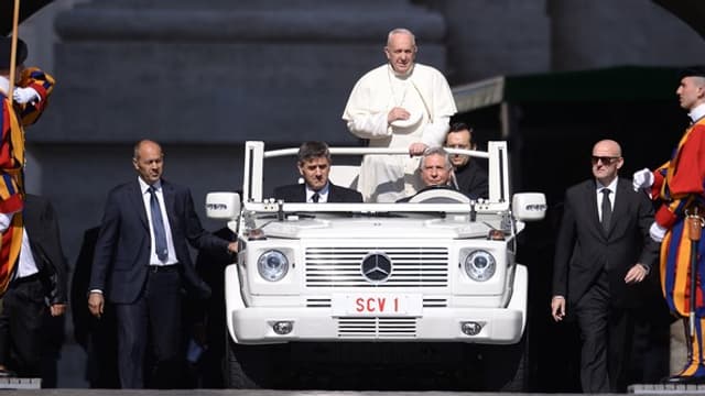 Le pape François roulait en papamobile, dérivée d'un modèle Mercedes-Benz ML à essence, jusqu'à ce qu'il en décide autrement ! 