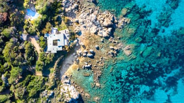 Cette propriété les pieds dans l'eau avec piscine a été vendue plus de 5 millions à Balagne.