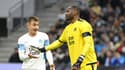 Le milieu de terrain marseillais Valentin Rongier remercie son gardien Steve Mandanda pour avoir évité un but contre son camp face à Bâle, lors du 8e de finale aller de la Ligue Europa, le 10 mars 2022 au Stade Vélodrom