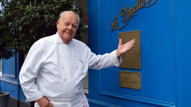 Le chef Jacques Le Divelle devant son restaurant dans le 7e arrondissement de Paris, le 18 septembre 2012. 