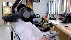 "Je n'ai jamais eu de problème avec ces produits", affirme Vanessa Ea, qui enchaîne les lissages brésiliens dans son salon de coiffure sans avoir connaissance de l'alerte sanitaire sur les produits lissants contenant de l'acide glyoxylique