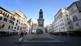 Le Campo dei Fiori, à Rome, désert. 