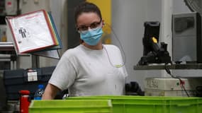 Une salariée de l'usine Valeo travaille avec un masque (Photo d'illusatration)