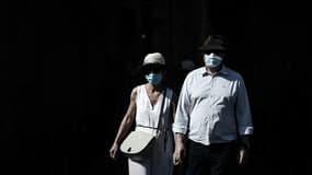 Des piétons portent un masque de protection pour se protéger du coronavirus, à Bordeaux, le 14 septembre 2020 
