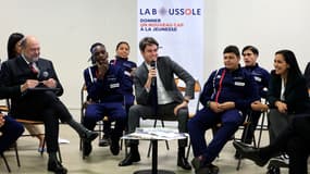 Gabriel Attal à Nice le 23 avril 2024 avec des élèves en internat éducatif