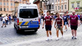 Des supporters de West Ham près d'un camion de police à Prague en juin 2023
