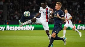 Idrissa Gueye au duel avec Toni Kroos lors de PSG-Real Madrid en Ligue des champions, le 18 septembre 2019