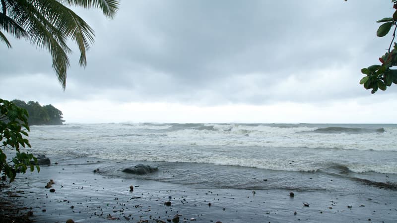 L'océan agité à Basse-Terre, en Guadeloupe, quelques heures avant l'arrivée de l'ouragan Maria, le 18 septembre 2017. 