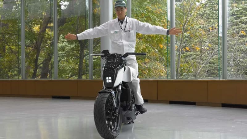 Honda a présenté au CES une moto qui s'auto-équilibre, et ne demande donc pas de poser le pied par terre au feu, ou de la garer avec une béquille.