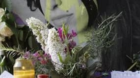 Des fleurs devant la maison d'Amy Winehouse à Londres. D'après les résultats des examens toxicologiques, aucune présence de drogue n'a été décelée dans le corps de la chanteuse britannique, morte il y a un mois à l'âge de 27 ans. /Photo prise le 25 juille
