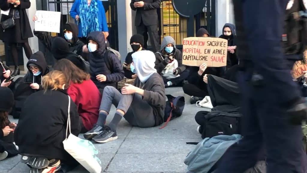 Plusieurs établissements parisiens ont été la cible de blocus mardi pour dénoncer l'absence de mesures contre l'épidémie de coronavirus. Plusieurs établissements parisiens ont été la cible de blocus mardi pour dénoncer l'absence de mesures contre l'épidémie de coronavirus.