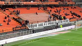 Une banderole des supporteurs lorientais avec Lorient-Clermont, le 19 mai 2024.