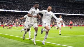 Kylian Mbappé félicite Aurélien Tchouaméni après son but lors de Real Madrid-Real Sociedad (4-4, a.p., Coupe du Roi), le 1er avril 2025