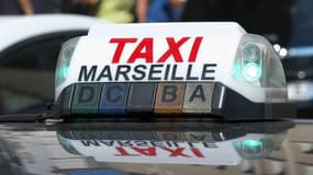 Les taxis protestent contre l'article 30 de la loi de finance de la sécurité sociale ce lundi 11 décembre à Marseille