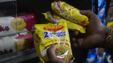 Nestlé, maison-mère de Maggi, promet de réduire de 10% la teneur en sel des produits de la marque.