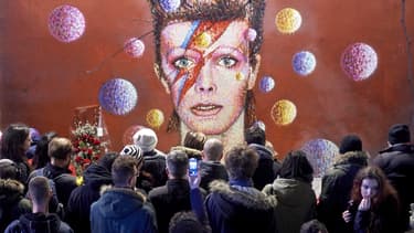 Rassemblement devant une peinture murale de James Cochran.