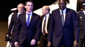 Le Premier ministre  Manuel Valls et le ministre de la Défense Jean-Yves Le Drian  accueillis par le Premier ministre Modibo Keita à leur arrivée le 18 février 2016 à Bamako