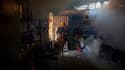 Un employé du ministère de la Santé du Mexique passe une habitation à la fumigation afin d'éradiquer les foyers de moustiques, dans le but d'empêcher que le virus Zika ne se répande.