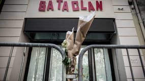 Des fleurs déposées devant le Bataclan, en hommage aux victimes du 13-Novembre.