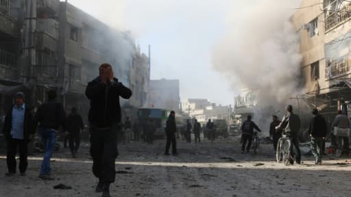 Un homme marche dans les environs de la capitale syrienne Damas, le 4 décembre 2015