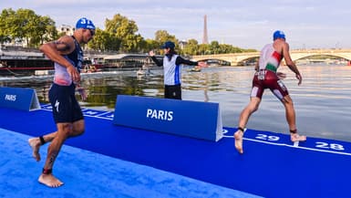 Des triathlètes plongent dans la Seine lors d'un test avant les JO de Paris, août 2023