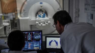 Des médecins supervisant une IRM.