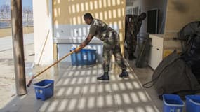 Un homme en train de déblayer l'eau d'une école en Guadeloupe en 2017 (Photo d'illustration).