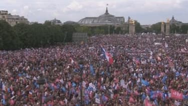 LEs manifestants contre le mariage homo sont rassemblées place des Invalides