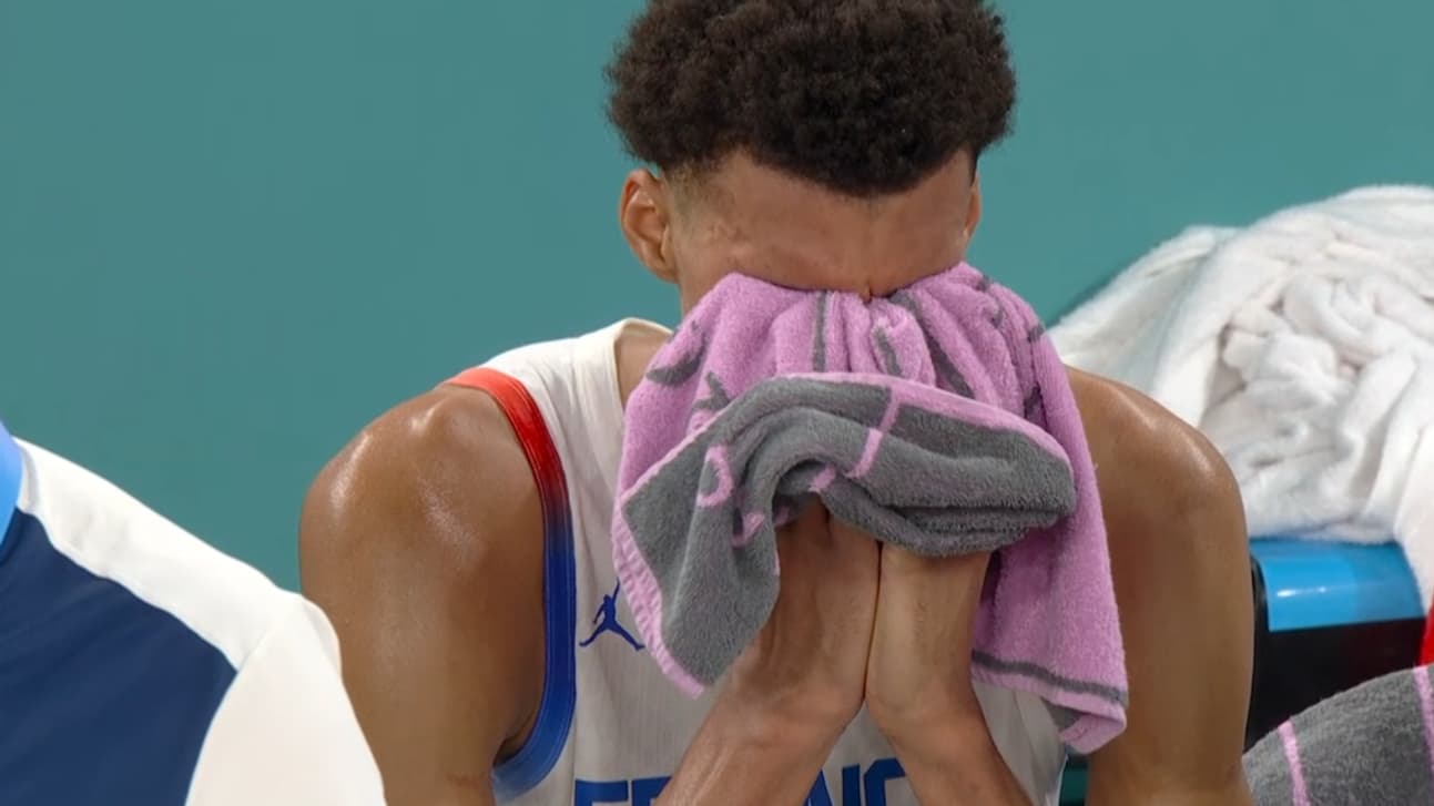 Les larmes de Victor Wembanyama, sonné après la défaite des Bleus du basket en finale contre les Etats-Unis, JO de Paris 2024, 10 août 2024