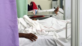 Des patients atteints de chikungunya sont pris en charge au Centre Hospitalier Ouest Réunion (CHOR) de La Réunion, île d'outre-mer française de l'océan Indien, le 10 avril 2025.