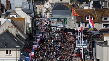 Plusieurs touristes se sont rendus à Arromanches (Normandie) pour célébrer le 75e anniversaire du Débarquement le 6 juin 2019