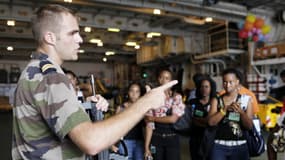 Un soldat de la Marine donnant des explications à des jeunes Français à Fort-de-France (Martinique) lors d'une journée d'appel de préparation à la défense le 17 mars 2010.
