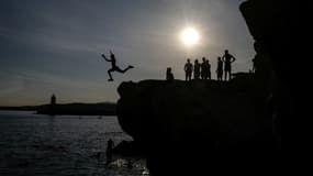 Des jeunes profitent du beau temps à Nice, le 25 mai 2020 (PHOTO D'ILLUSTRATION).