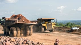 Deux camions dans la mine de Moanda au Gabon, une mine exploitée par Comilog, la filiale d'Eramet dans le pays.