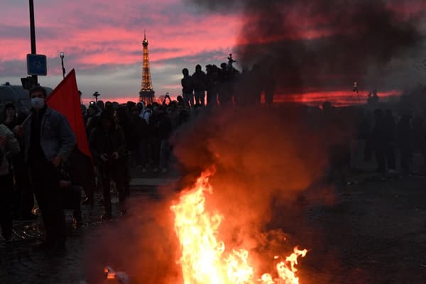 Un incendie sur la place de la COncorde à Paris, le 16 mars 2023 