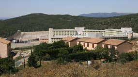 La maison d'arrêt de Grasse peut accueillir 574 prisonniers.