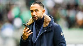 Medhi Benatia, le directeur sportif de l'OM, passe un coup de fil pendant un match contre Saint-Etienne, le 22 décembre 2024.