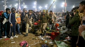 Des policiers transportent une victime de la bousculade sur un brancard, lors du festival Maha Kumbh Mela à Prayagraj, le 29 janvier 2025.