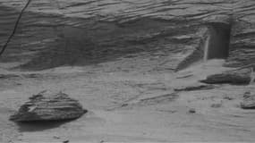 La mystérieuse "porte" photographiée sur la planète Mars par le robot Curiosity. 
