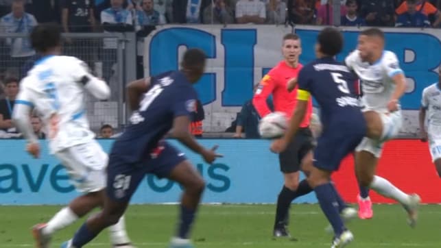 La faute d'Harit sur Marquinhos qui lui vaut carton rouge lors d'OM-PSG, 27 octobre 2024 La faute d'Harit sur Marquinhos qui lui vaut carton rouge lors d'OM-PSG, 27 octobre 2024