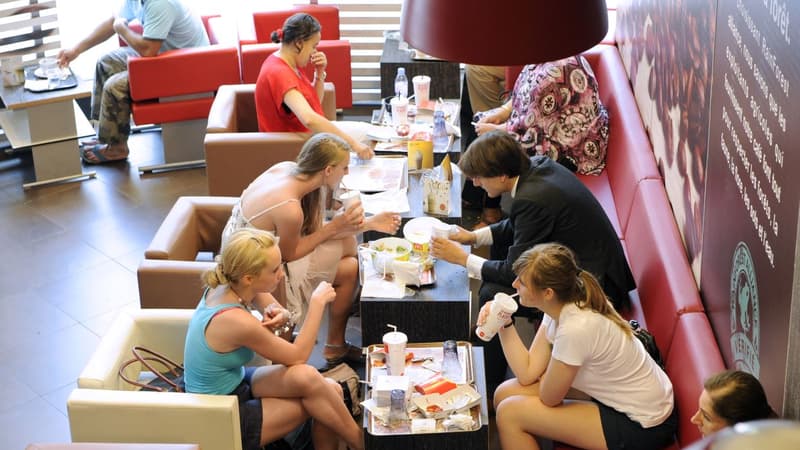 Depuis les années 1960, les Français sortent bien plus déjeuner ou dîner dans les restaurants ou les snacks