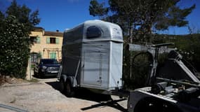 Une remorque à cheval est examinée par les enquêteurs devant la maison des grands-parents de Emile à La Bouilladisse, le 25 mars 2025.