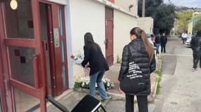 Des fleurs déposées au quartier Las Planas à Nice pour rendre hommage à la petite fille morte danss un incendie en février 2025