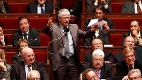 Maxime Gremetz au micro à l'Assemblée nationale. La requête déposée par le député communiste contre son exclusion temporaire a été rejetée par le Conseil d'Etat. /Photo prise le 12 janvier 2011/REUTERS/Benoît Tessier