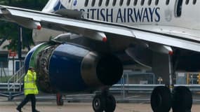 Un Airbus A319 appartenant à British Airways avec 75 personnes à bord a été contraint d'effectuer un atterrissage d'urgence vendredi à l'aéroport de Londres-Heathrow. Le moteur droit était en feu. /Photo prise le 24 mai 2013/REUTERS/Stefan Wermuth
