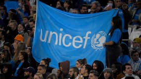 Le drapeau de l'Unicef brandit par le public durant un match de football de charité entre l'OM et l'association au stade Vélodrome en octobre 2021.