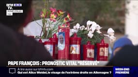Les fidèles chrétiens apportent leur soutien au Pape François, hospitalisé depuis une semaine
