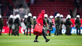 Un supporter de l'Olympiakos, siège en main, après la rencontre face à l'AEK, le dimanche 23 avril 2023.