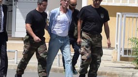 Seif al-Din Mohamed Mostafa, au centre, porte un t-shirt "Sissi assassin".