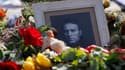 Une photo d'Alexeï Navalny entourée de fleurs déposée devant l'ambassade de Russie à Berlin le 19 avril 2024.